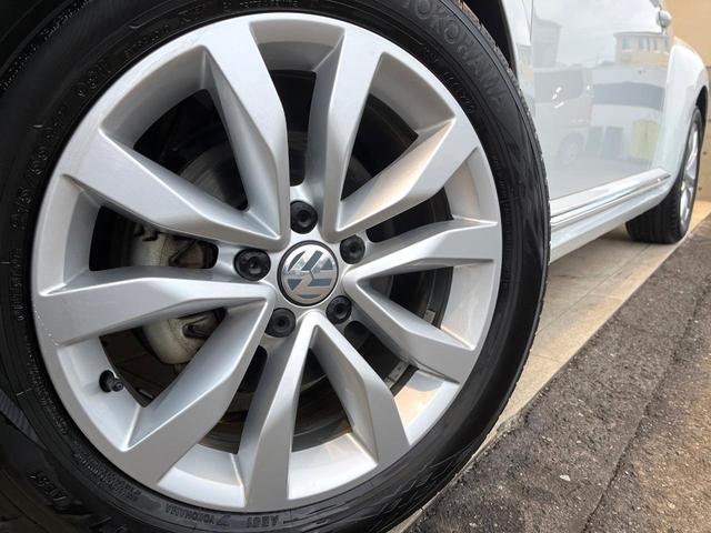 ザ・ビートル デザイン　後期型　７１６ＳＤＣＷパッケージ　ＨＩＤヘッドランプ　純正ナビ　禁煙車　バックカメラ　ＥＴＣ　Ｂｌｕｅｔｏｏｔｈ　クルーズコントロール　ブラインドスポット　スマートキー　革巻きハンドル（18枚目）