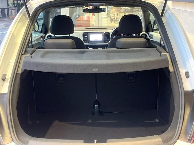 ザ・ビートル デザイン　後期型　７１６ＳＤＣＷパッケージ　ＨＩＤヘッドランプ　純正ナビ　禁煙車　バックカメラ　ＥＴＣ　Ｂｌｕｅｔｏｏｔｈ　クルーズコントロール　ブラインドスポット　スマートキー　革巻きハンドル（19枚目）