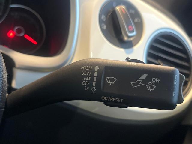 ザ・ビートル デザイン　後期型　７１６ＳＤＣＷパッケージ　ＨＩＤヘッドランプ　純正ナビ　禁煙車　バックカメラ　ＥＴＣ　Ｂｌｕｅｔｏｏｔｈ　クルーズコントロール　ブラインドスポット　スマートキー　革巻きハンドル（26枚目）