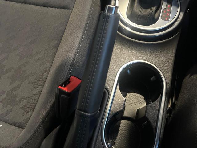 ザ・ビートル デザイン　後期型　７１６ＳＤＣＷパッケージ　ＨＩＤヘッドランプ　純正ナビ　禁煙車　バックカメラ　ＥＴＣ　Ｂｌｕｅｔｏｏｔｈ　クルーズコントロール　ブラインドスポット　スマートキー　革巻きハンドル（28枚目）