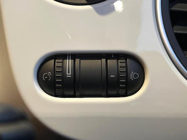 ザ・ビートル デザイン　後期型　７１６ＳＤＣＷパッケージ　ＨＩＤヘッドランプ　純正ナビ　禁煙車　バックカメラ　ＥＴＣ　Ｂｌｕｅｔｏｏｔｈ　クルーズコントロール　ブラインドスポット　スマートキー　革巻きハンドル（31枚目）