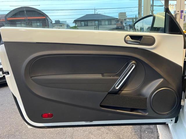 ザ・ビートル デザイン　後期型　７１６ＳＤＣＷパッケージ　ＨＩＤヘッドランプ　純正ナビ　禁煙車　バックカメラ　ＥＴＣ　Ｂｌｕｅｔｏｏｔｈ　クルーズコントロール　ブラインドスポット　スマートキー　革巻きハンドル（36枚目）