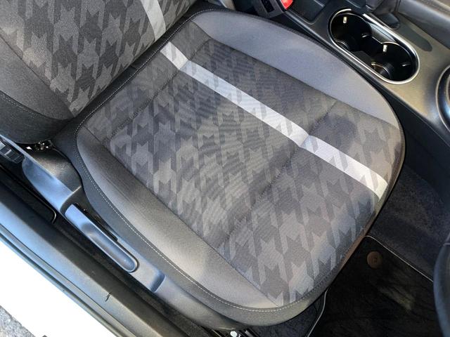 ザ・ビートル デザイン　後期型　７１６ＳＤＣＷパッケージ　ＨＩＤヘッドランプ　純正ナビ　禁煙車　バックカメラ　ＥＴＣ　Ｂｌｕｅｔｏｏｔｈ　クルーズコントロール　ブラインドスポット　スマートキー　革巻きハンドル（38枚目）