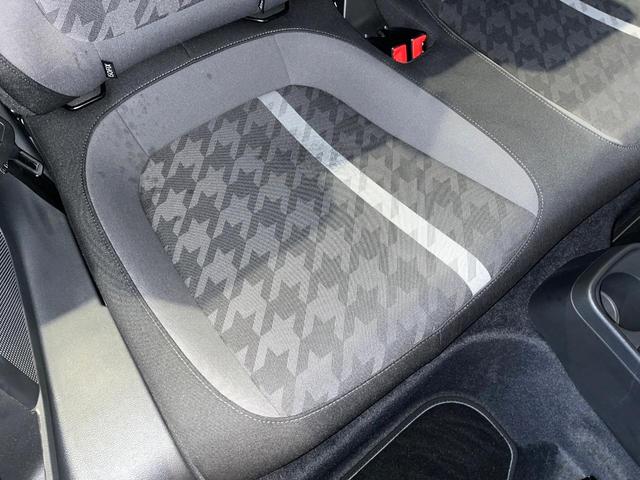 ザ・ビートル デザイン　後期型　７１６ＳＤＣＷパッケージ　ＨＩＤヘッドランプ　純正ナビ　禁煙車　バックカメラ　ＥＴＣ　Ｂｌｕｅｔｏｏｔｈ　クルーズコントロール　ブラインドスポット　スマートキー　革巻きハンドル（40枚目）