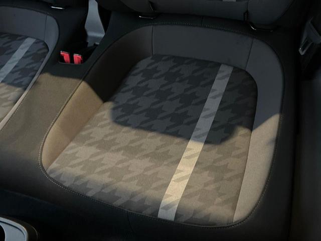 ザ・ビートル デザイン　後期型　７１６ＳＤＣＷパッケージ　ＨＩＤヘッドランプ　純正ナビ　禁煙車　バックカメラ　ＥＴＣ　Ｂｌｕｅｔｏｏｔｈ　クルーズコントロール　ブラインドスポット　スマートキー　革巻きハンドル（41枚目）