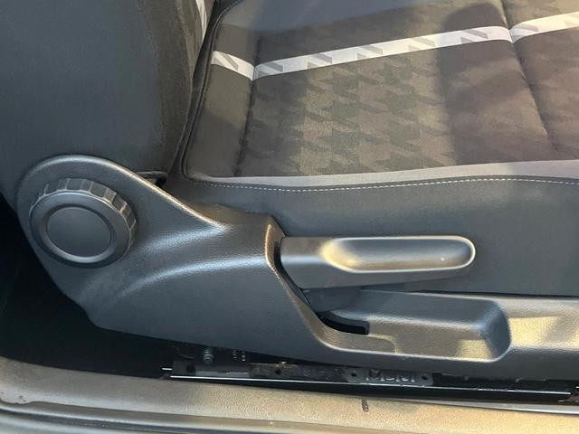 ザ・ビートル デザイン　後期型　７１６ＳＤＣＷパッケージ　ＨＩＤヘッドランプ　純正ナビ　禁煙車　バックカメラ　ＥＴＣ　Ｂｌｕｅｔｏｏｔｈ　クルーズコントロール　ブラインドスポット　スマートキー　革巻きハンドル（42枚目）