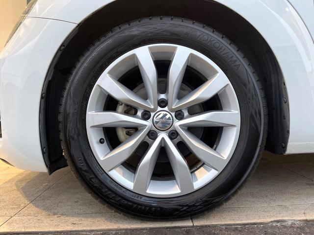 ザ・ビートル デザイン　後期型　７１６ＳＤＣＷパッケージ　ＨＩＤヘッドランプ　純正ナビ　禁煙車　バックカメラ　ＥＴＣ　Ｂｌｕｅｔｏｏｔｈ　クルーズコントロール　ブラインドスポット　スマートキー　革巻きハンドル（44枚目）