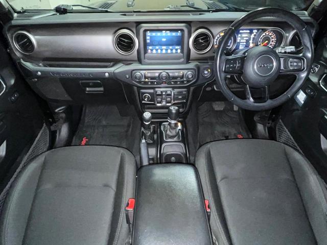 ジープ・ラングラーアンリミテッド スポーツ　１オーナー　禁煙車　ディスプレイオーディオ　ＡｐｐｐｌｅＣａｒＰｌａｙ　バックカメラ　Ｂｌｕｅｔｏｏｔｈ　クルーズコントロール　バックソナー　デュアルオートエアコン　スマートキー　革巻きハンドル（2枚目）