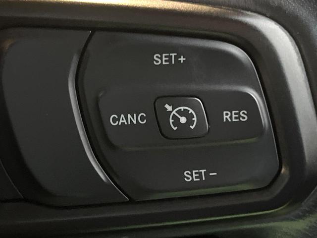 ジープ・ラングラーアンリミテッド スポーツ　１オーナー　禁煙車　ディスプレイオーディオ　ＡｐｐｐｌｅＣａｒＰｌａｙ　バックカメラ　Ｂｌｕｅｔｏｏｔｈ　クルーズコントロール　バックソナー　デュアルオートエアコン　スマートキー　革巻きハンドル（6枚目）