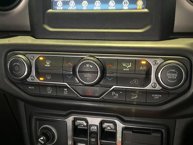ジープ・ラングラーアンリミテッド スポーツ　１オーナー　禁煙車　ディスプレイオーディオ　ＡｐｐｐｌｅＣａｒＰｌａｙ　バックカメラ　Ｂｌｕｅｔｏｏｔｈ　クルーズコントロール　バックソナー　デュアルオートエアコン　スマートキー　革巻きハンドル（7枚目）