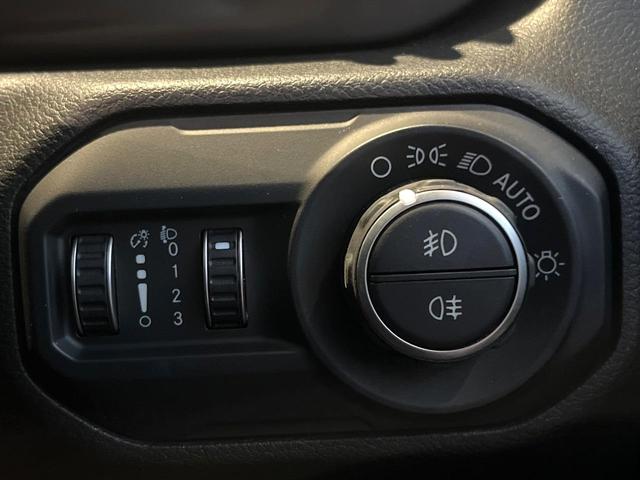 ジープ・ラングラーアンリミテッド スポーツ　１オーナー　禁煙車　ディスプレイオーディオ　ＡｐｐｐｌｅＣａｒＰｌａｙ　バックカメラ　Ｂｌｕｅｔｏｏｔｈ　クルーズコントロール　バックソナー　デュアルオートエアコン　スマートキー　革巻きハンドル（8枚目）
