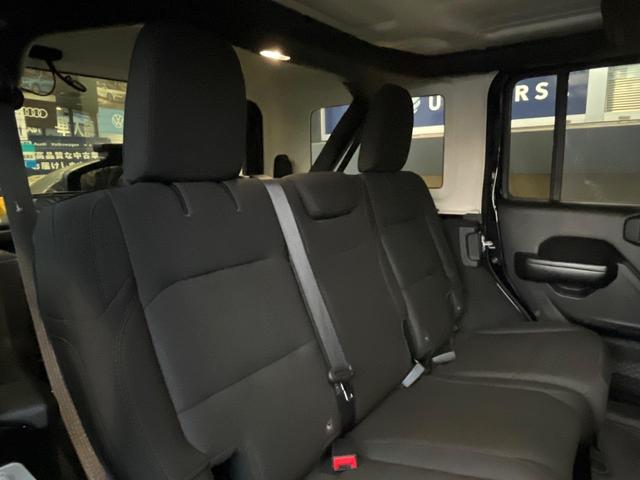 ジープ・ラングラーアンリミテッド スポーツ　１オーナー　禁煙車　ディスプレイオーディオ　ＡｐｐｐｌｅＣａｒＰｌａｙ　バックカメラ　Ｂｌｕｅｔｏｏｔｈ　クルーズコントロール　バックソナー　デュアルオートエアコン　スマートキー　革巻きハンドル（10枚目）