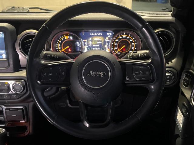 ジープ・ラングラーアンリミテッド スポーツ　１オーナー　禁煙車　ディスプレイオーディオ　ＡｐｐｐｌｅＣａｒＰｌａｙ　バックカメラ　Ｂｌｕｅｔｏｏｔｈ　クルーズコントロール　バックソナー　デュアルオートエアコン　スマートキー　革巻きハンドル（11枚目）