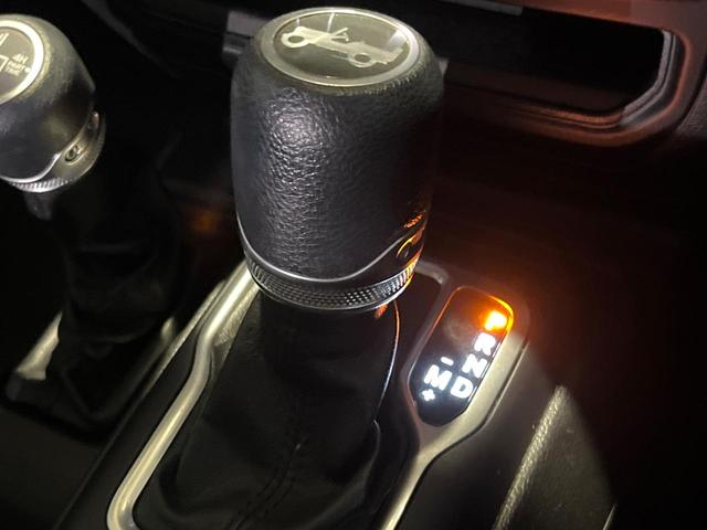 ジープ・ラングラーアンリミテッド スポーツ　１オーナー　禁煙車　ディスプレイオーディオ　ＡｐｐｐｌｅＣａｒＰｌａｙ　バックカメラ　Ｂｌｕｅｔｏｏｔｈ　クルーズコントロール　バックソナー　デュアルオートエアコン　スマートキー　革巻きハンドル（12枚目）