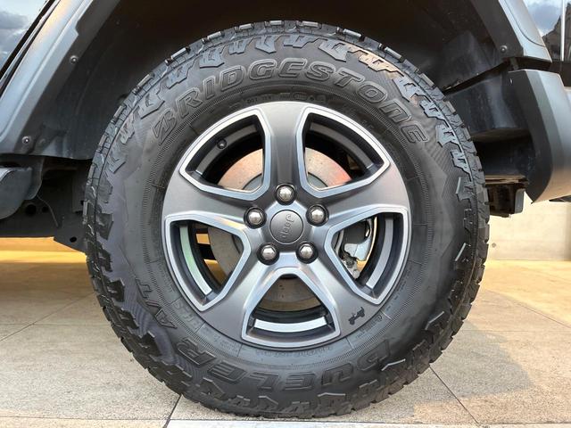 ジープ・ラングラーアンリミテッド スポーツ　１オーナー　禁煙車　ディスプレイオーディオ　ＡｐｐｐｌｅＣａｒＰｌａｙ　バックカメラ　Ｂｌｕｅｔｏｏｔｈ　クルーズコントロール　バックソナー　デュアルオートエアコン　スマートキー　革巻きハンドル（26枚目）