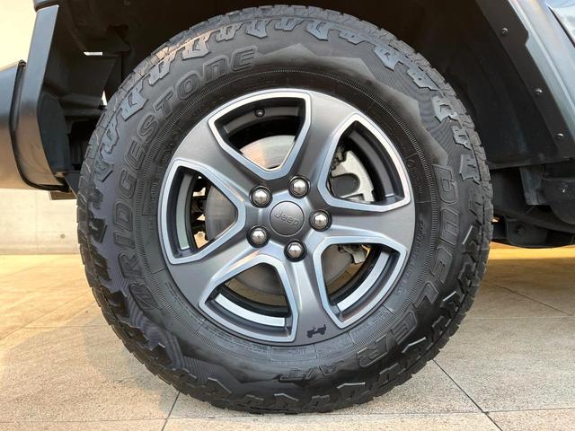 ジープ・ラングラーアンリミテッド スポーツ　１オーナー　禁煙車　ディスプレイオーディオ　ＡｐｐｐｌｅＣａｒＰｌａｙ　バックカメラ　Ｂｌｕｅｔｏｏｔｈ　クルーズコントロール　バックソナー　デュアルオートエアコン　スマートキー　革巻きハンドル（27枚目）