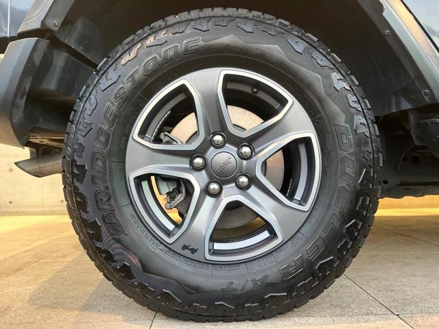 ジープ・ラングラーアンリミテッド スポーツ　１オーナー　禁煙車　ディスプレイオーディオ　ＡｐｐｐｌｅＣａｒＰｌａｙ　バックカメラ　Ｂｌｕｅｔｏｏｔｈ　クルーズコントロール　バックソナー　デュアルオートエアコン　スマートキー　革巻きハンドル（28枚目）