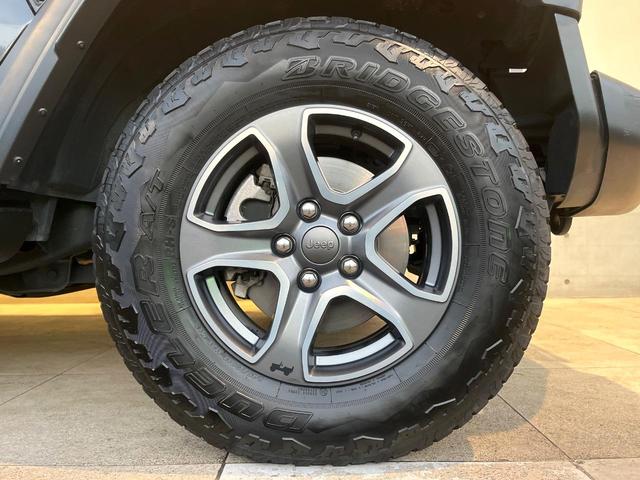 ジープ・ラングラーアンリミテッド スポーツ　１オーナー　禁煙車　ディスプレイオーディオ　ＡｐｐｐｌｅＣａｒＰｌａｙ　バックカメラ　Ｂｌｕｅｔｏｏｔｈ　クルーズコントロール　バックソナー　デュアルオートエアコン　スマートキー　革巻きハンドル（29枚目）