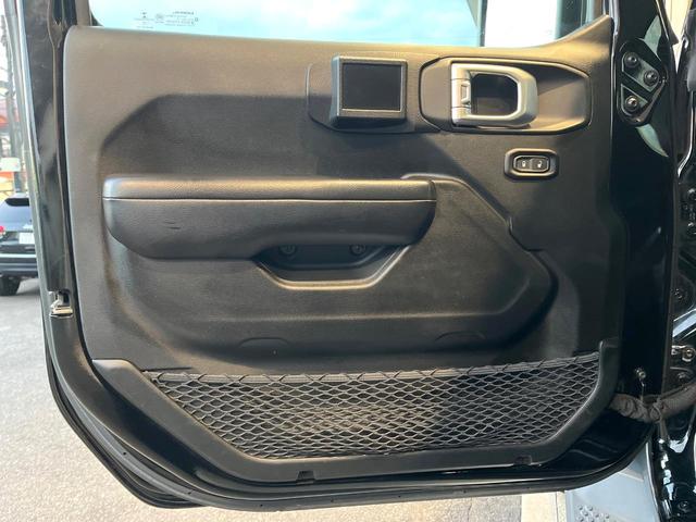 ジープ・ラングラーアンリミテッド スポーツ　１オーナー　禁煙車　ディスプレイオーディオ　ＡｐｐｐｌｅＣａｒＰｌａｙ　バックカメラ　Ｂｌｕｅｔｏｏｔｈ　クルーズコントロール　バックソナー　デュアルオートエアコン　スマートキー　革巻きハンドル（30枚目）