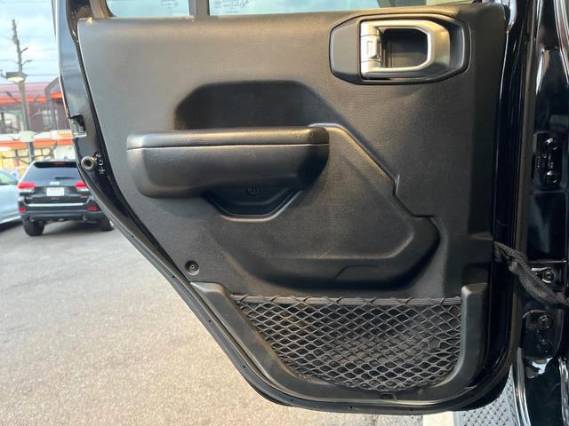 ジープ・ラングラーアンリミテッド スポーツ　１オーナー　禁煙車　ディスプレイオーディオ　ＡｐｐｐｌｅＣａｒＰｌａｙ　バックカメラ　Ｂｌｕｅｔｏｏｔｈ　クルーズコントロール　バックソナー　デュアルオートエアコン　スマートキー　革巻きハンドル（32枚目）