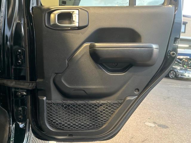 ジープ・ラングラーアンリミテッド スポーツ　１オーナー　禁煙車　ディスプレイオーディオ　ＡｐｐｐｌｅＣａｒＰｌａｙ　バックカメラ　Ｂｌｕｅｔｏｏｔｈ　クルーズコントロール　バックソナー　デュアルオートエアコン　スマートキー　革巻きハンドル（33枚目）