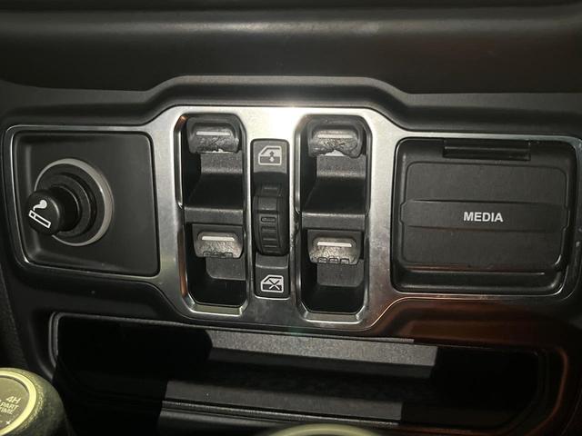 ジープ・ラングラーアンリミテッド スポーツ　１オーナー　禁煙車　ディスプレイオーディオ　ＡｐｐｐｌｅＣａｒＰｌａｙ　バックカメラ　Ｂｌｕｅｔｏｏｔｈ　クルーズコントロール　バックソナー　デュアルオートエアコン　スマートキー　革巻きハンドル（50枚目）