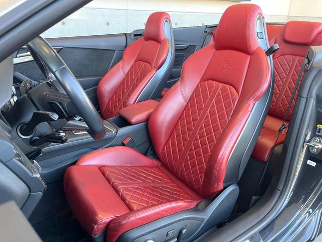 Ｓ５カブリオレ ベースグレード　レザーパッケージ　バーチャルコックピット　Ｂａｎｇ／Ｏｌｕｆｓｅｎ　赤黒革シート　アダプティブクルコン　ブラインドスポットアシスト　純正ナビ　バックカメラ　シートヒーター　オートホールド　禁煙車（8枚目）