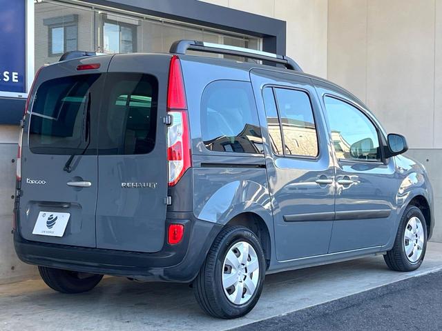 高透明度のガラス皮膜で撥水はもちろん、上質なツヤ・光沢を実現。紫外線や酸性雨から大切な愛車を保護し、色あせ・劣化を防止。「弾スプラッシュコート」、「弾プリミッサコート」からお選びいただけます。