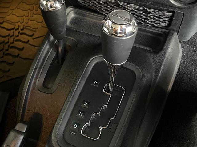 ジープ・ラングラーアンリミテッド サハラ 黒革シート ALPINE製BIGX9型ナビ バックカメラ フルセグ Bluetooh クルーズコントロール オートライト ALPINEオーディオシステム 純正18インチAW ダウンヒルアシスト 禁煙車(11枚目)