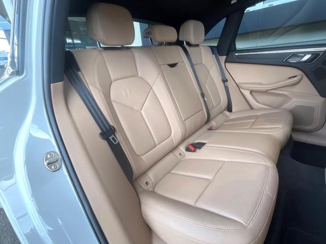 マカン マカン　１オーナー　禁煙車　パノラミックサンルーフ　ベージュ革シート　スポーツクロノパッケージ　２１インチＲＳスパイダーデザインＡＷ　アダプティブクルコン　ブラインドスポットアシスト　カープレイ　純正ナビ（9枚目）