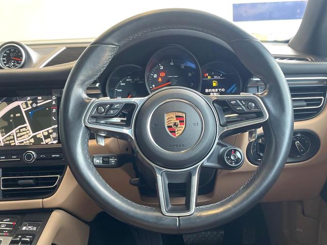 マカン マカン　１オーナー　禁煙車　パノラミックサンルーフ　ベージュ革シート　スポーツクロノパッケージ　２１インチＲＳスパイダーデザインＡＷ　アダプティブクルコン　ブラインドスポットアシスト　カープレイ　純正ナビ（10枚目）