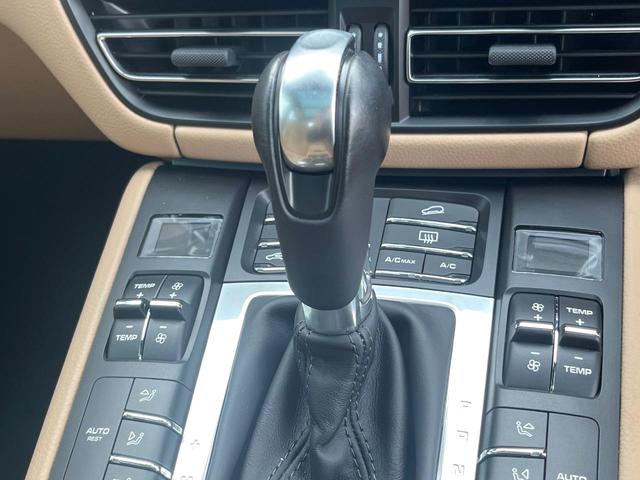 マカン マカン　１オーナー　禁煙車　パノラミックサンルーフ　ベージュ革シート　スポーツクロノパッケージ　２１インチＲＳスパイダーデザインＡＷ　アダプティブクルコン　ブラインドスポットアシスト　カープレイ　純正ナビ（11枚目）