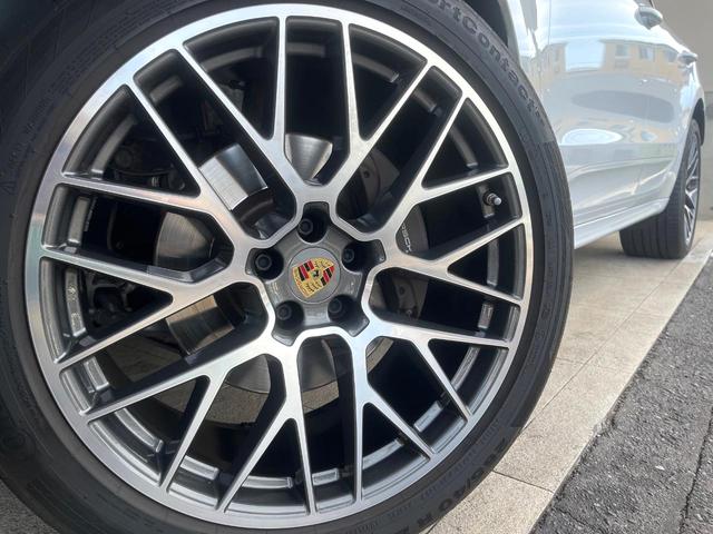 マカン マカン　１オーナー　禁煙車　パノラミックサンルーフ　ベージュ革シート　スポーツクロノパッケージ　２１インチＲＳスパイダーデザインＡＷ　アダプティブクルコン　ブラインドスポットアシスト　カープレイ　純正ナビ（14枚目）
