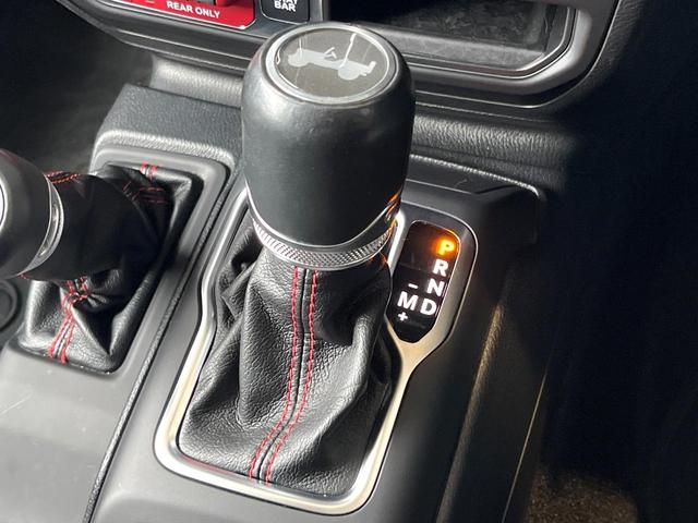 ジープ・ラングラーアンリミテッド ルビコン リーコン 100台限定車 1オーナー 禁煙 カープレイ 純正ナビ フルセグ バック/フロント/サイドカメラ Bluetooth アダプティブクルコン 黒革シート シートヒーター LEDヘッドライト スマートキー(11枚目)