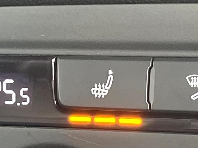 ザ・ビートル デザインレザーパッケージ　１オーナー　禁煙車　黒革シート　シートヒーター　７１４ＳＤＣＷパッケージ　バックカメラ　Ｂｌｕｅｔｏｏｔｈ　クルーズコントロール　パドルシフト　キセノン　オートライト　純正１７インチＡＷ　キーレス（5枚目）