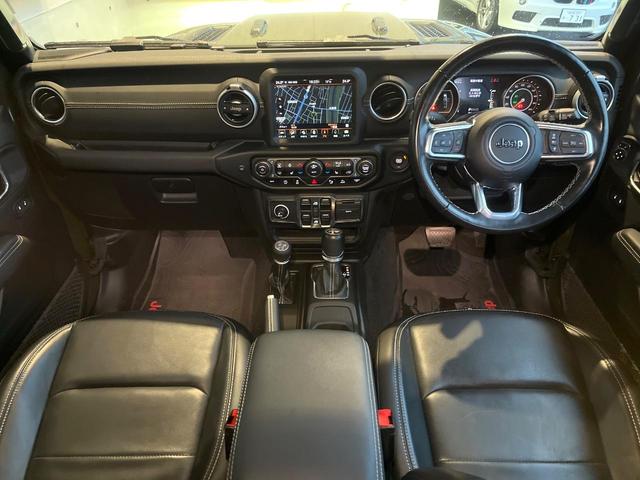 ジープ・ラングラーアンリミテッド サハラ・サージグリーン　２００台限定車　１オーナー　禁煙車　純正ナビ　バックカメラ　カープレイ　アダプティブクルコン　ブラインドスポットアシスト　シートヒーター　ステアリングヒーター　ＬＥＤヘッドライト　ＡＬＰＩＮＥ　ＥＴＣ（2枚目）