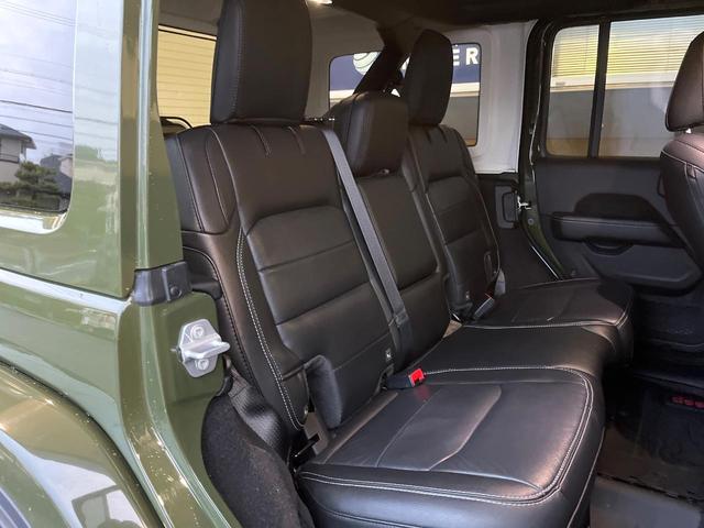 ジープ・ラングラーアンリミテッド サハラ・サージグリーン　２００台限定車　１オーナー　禁煙車　純正ナビ　バックカメラ　カープレイ　アダプティブクルコン　ブラインドスポットアシスト　シートヒーター　ステアリングヒーター　ＬＥＤヘッドライト　ＡＬＰＩＮＥ　ＥＴＣ（9枚目）