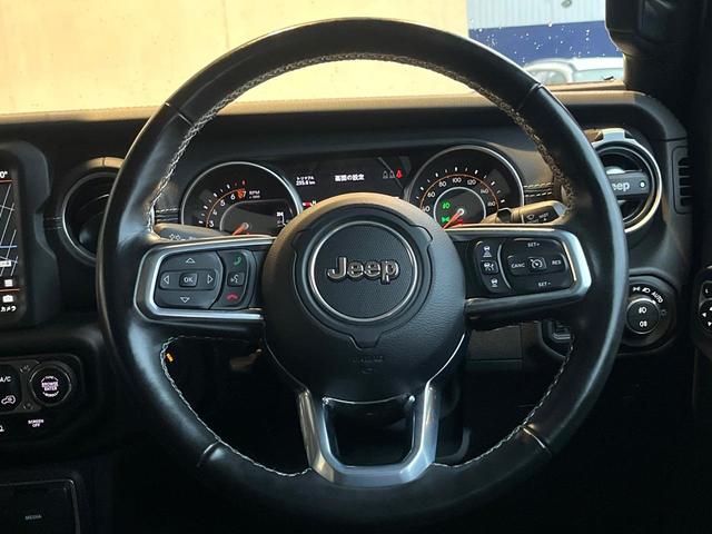 ジープ・ラングラーアンリミテッド サハラ・サージグリーン　２００台限定車　１オーナー　禁煙車　純正ナビ　バックカメラ　カープレイ　アダプティブクルコン　ブラインドスポットアシスト　シートヒーター　ステアリングヒーター　ＬＥＤヘッドライト　ＡＬＰＩＮＥ　ＥＴＣ（10枚目）