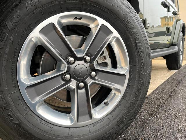 ジープ・ラングラーアンリミテッド サハラ・サージグリーン　２００台限定車　１オーナー　禁煙車　純正ナビ　バックカメラ　カープレイ　アダプティブクルコン　ブラインドスポットアシスト　シートヒーター　ステアリングヒーター　ＬＥＤヘッドライト　ＡＬＰＩＮＥ　ＥＴＣ（14枚目）