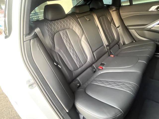 Ｘ６ ｘＤｒｉｖｅ　３５ｄ　Ｍスポーツ　プラスパッケージ　サンルーフ　ハーマンカードンサウンドシステム　ブラックレザーシート　純正２２オプションインチアルミホイール　全周囲カメラ　レーダークルーズコントロール　ＥＴＣ　１オーナー　禁煙車（14枚目）