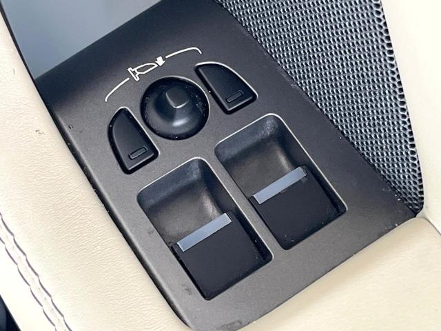 Ｆタイプ Ｓクーペ　アクティブスポーツエグゾースト　オレンジパドルシフト　ホワイトレザーシート　シートヒーター　ステアリングヒーター　純正ナビ　ＣＤ／ＤＶＤ再生　ＭＥＲＩＤＩＡＮサウンドシステム　２０インチアルミホイール（21枚目）