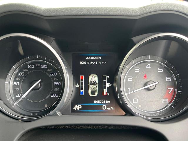 Ｆタイプ Ｓクーペ　アクティブスポーツエグゾースト　オレンジパドルシフト　ホワイトレザーシート　シートヒーター　ステアリングヒーター　純正ナビ　ＣＤ／ＤＶＤ再生　ＭＥＲＩＤＩＡＮサウンドシステム　２０インチアルミホイール（24枚目）