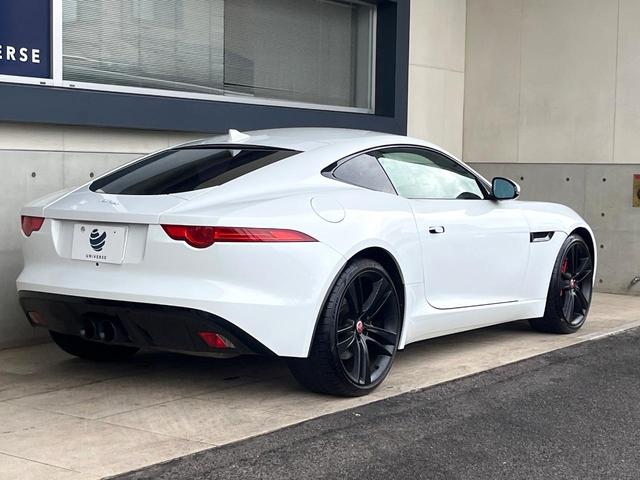 Ｆタイプ Ｓクーペ　アクティブスポーツエグゾースト　オレンジパドルシフト　ホワイトレザーシート　シートヒーター　ステアリングヒーター　純正ナビ　ＣＤ／ＤＶＤ再生　ＭＥＲＩＤＩＡＮサウンドシステム　２０インチアルミホイール（32枚目）