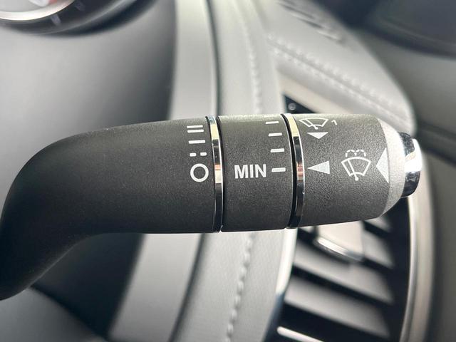 Ｆタイプ Ｓクーペ　アクティブスポーツエグゾースト　オレンジパドルシフト　ホワイトレザーシート　シートヒーター　ステアリングヒーター　純正ナビ　ＣＤ／ＤＶＤ再生　ＭＥＲＩＤＩＡＮサウンドシステム　２０インチアルミホイール（35枚目）