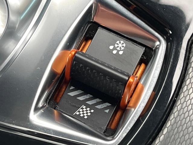 Ｆタイプ Ｓクーペ　アクティブスポーツエグゾースト　オレンジパドルシフト　ホワイトレザーシート　シートヒーター　ステアリングヒーター　純正ナビ　ＣＤ／ＤＶＤ再生　ＭＥＲＩＤＩＡＮサウンドシステム　２０インチアルミホイール（36枚目）