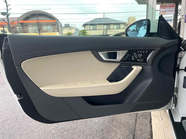 Ｆタイプ Ｓクーペ　アクティブスポーツエグゾースト　オレンジパドルシフト　ホワイトレザーシート　シートヒーター　ステアリングヒーター　純正ナビ　ＣＤ／ＤＶＤ再生　ＭＥＲＩＤＩＡＮサウンドシステム　２０インチアルミホイール（38枚目）