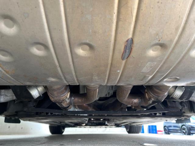 Ｆタイプ Ｓクーペ　アクティブスポーツエグゾースト　オレンジパドルシフト　ホワイトレザーシート　シートヒーター　ステアリングヒーター　純正ナビ　ＣＤ／ＤＶＤ再生　ＭＥＲＩＤＩＡＮサウンドシステム　２０インチアルミホイール（43枚目）