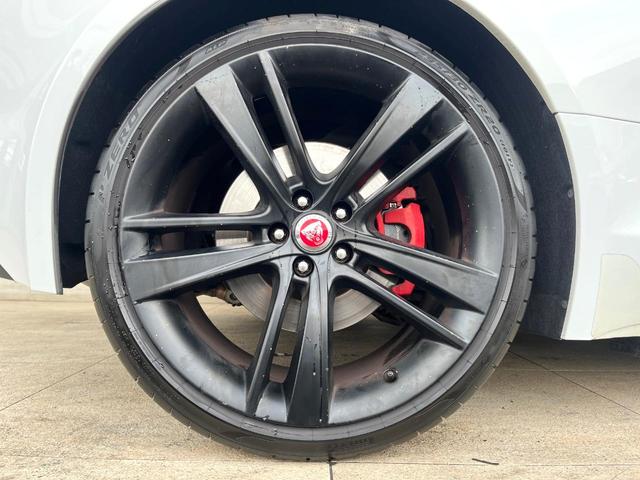 Ｆタイプ Ｓクーペ　アクティブスポーツエグゾースト　オレンジパドルシフト　ホワイトレザーシート　シートヒーター　ステアリングヒーター　純正ナビ　ＣＤ／ＤＶＤ再生　ＭＥＲＩＤＩＡＮサウンドシステム　２０インチアルミホイール（47枚目）