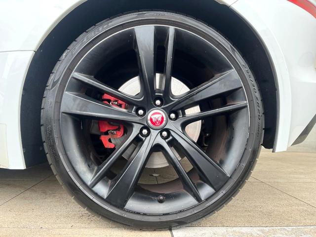 Ｆタイプ Ｓクーペ　アクティブスポーツエグゾースト　オレンジパドルシフト　ホワイトレザーシート　シートヒーター　ステアリングヒーター　純正ナビ　ＣＤ／ＤＶＤ再生　ＭＥＲＩＤＩＡＮサウンドシステム　２０インチアルミホイール（48枚目）