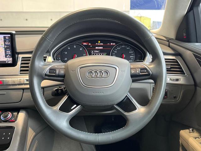 ���}���`�t�@���N�V�����X�e�A�����O�F�n���h���̍��E�̃{�^���ŃI�[�f�B�I�̑I���≹�ʂ̒��߂��\�ł��B�n���h�����������������ł���̂ň��S�ł��ˁ�